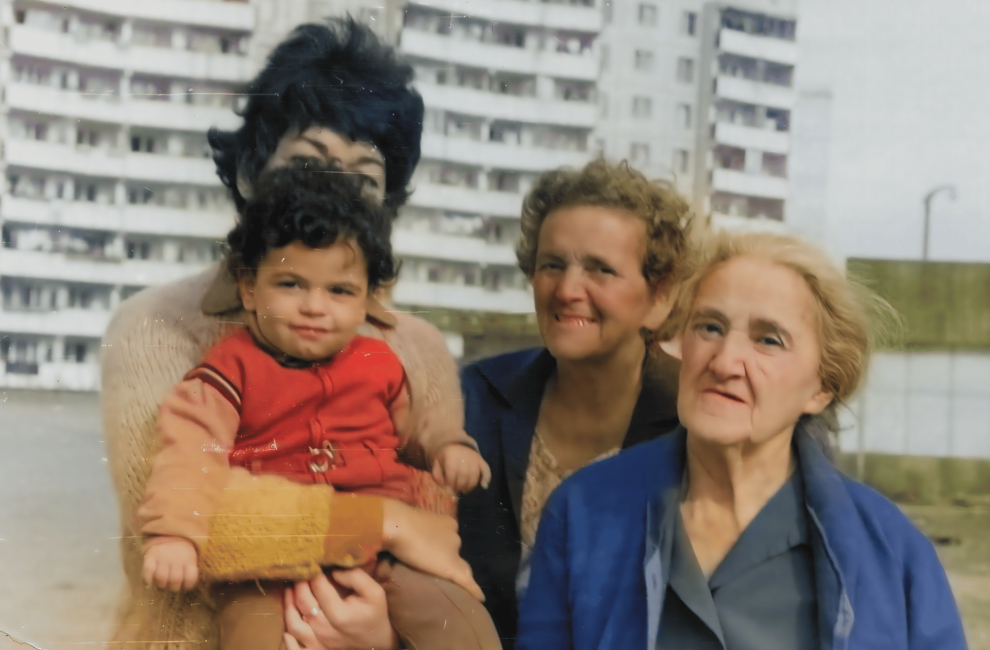 Die Familie der Autorin (Mutter, jüngerer Bruder und die zwei Großmütter) vor ihrem Wohnblock in Moskau im Jahr 1973. Rachel ist ganz rechts zu sehen.